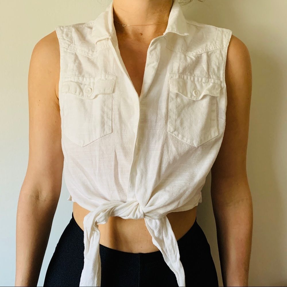 UO BDG white tied at waist sleeveless shirt, chest pockets, great condition, SP